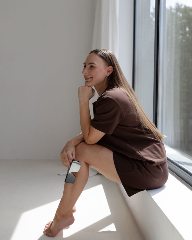 Moteris su rudais marškinėlių ir šortų deriniais variantas 4