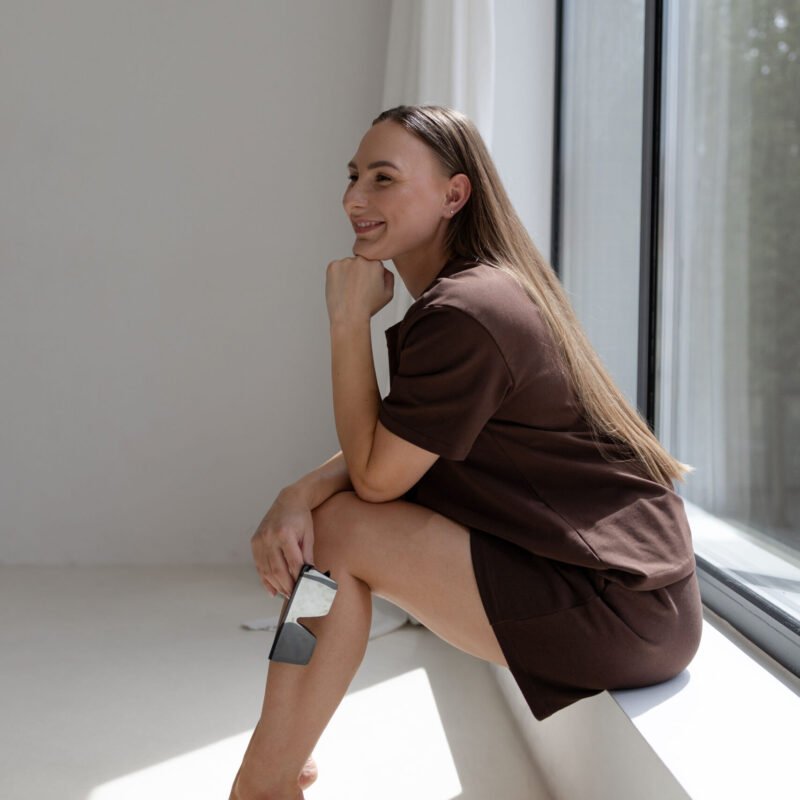 Moteris su rudais marškinėlių ir šortų deriniais variantas 4