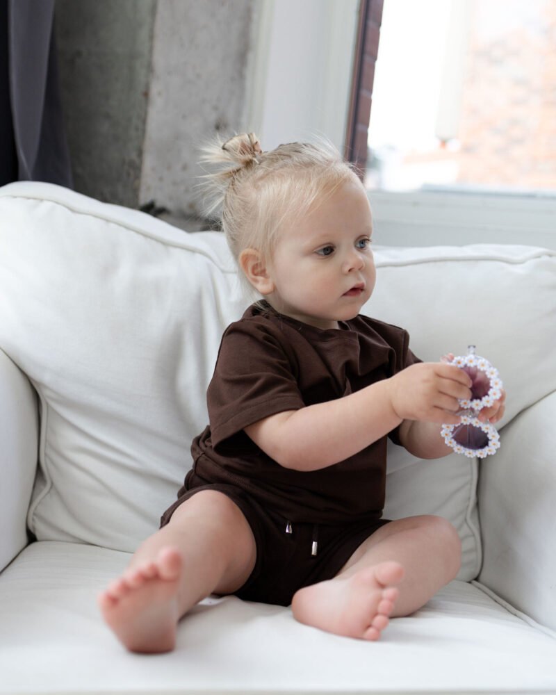 Vaikas su rudais marškinėlių ir šortų deriniais variantas 2