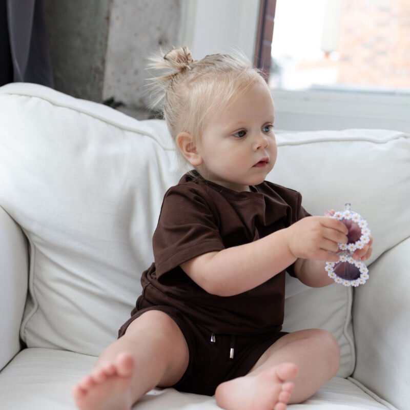 Vaikas su rudais marškinėlių ir šortų deriniais variantas 2