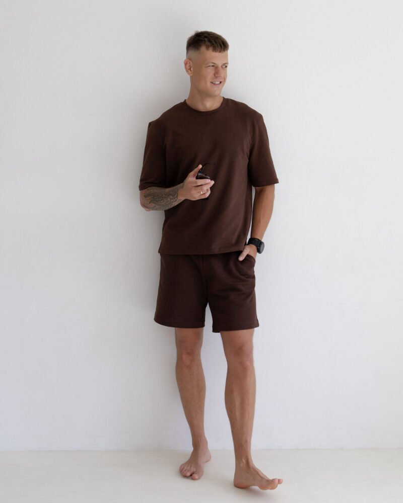 Vyras su rudais marškinėlių ir šortų deriniais variantas 7