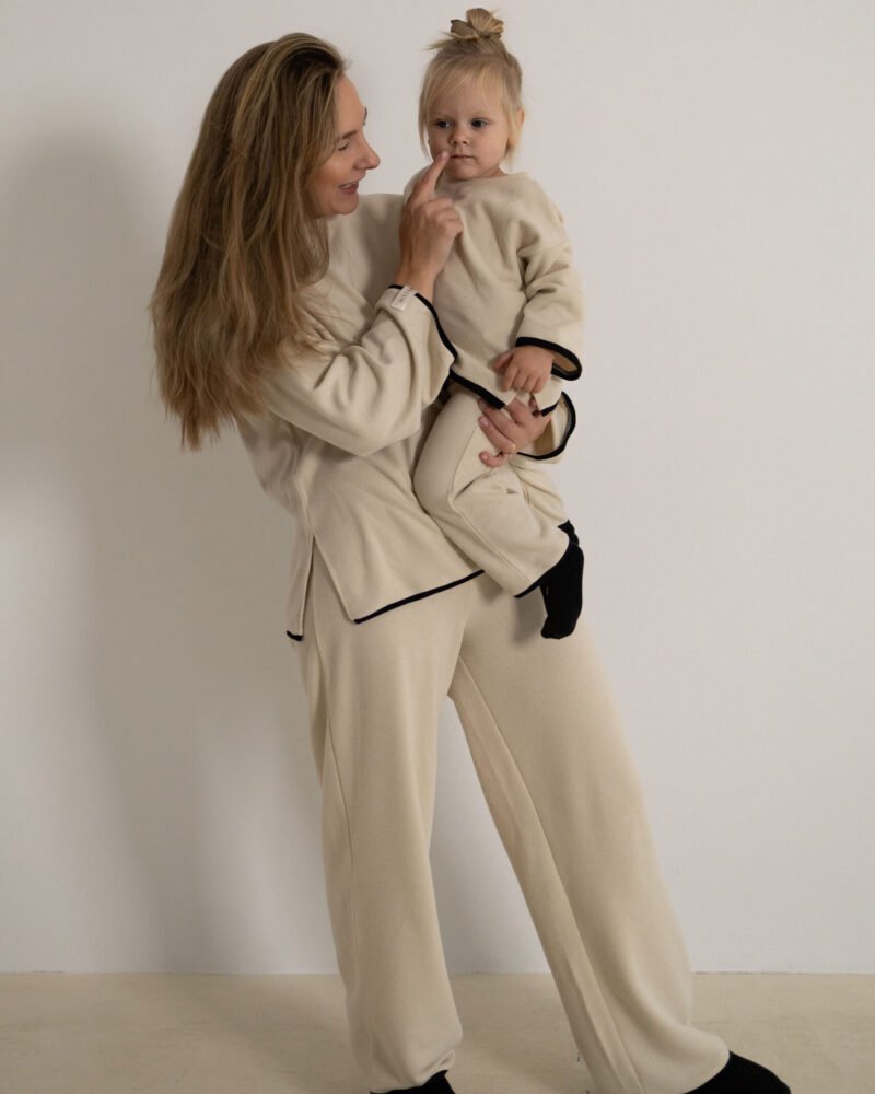Moteris ir vaikas su smėlio spalvos kostiumėliais variantas 10