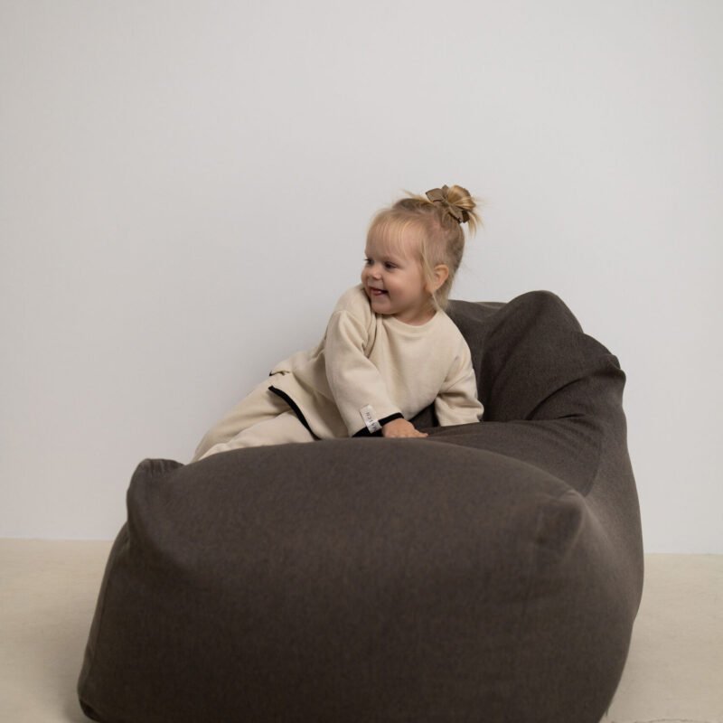 Vaikas su smėlio spalvos mėgstiniu ir kelnėm 2