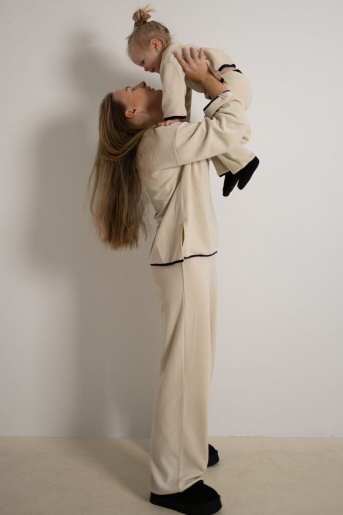 Moteris ir vaikas su smėlio spalvos kostiumėliais variantas 6