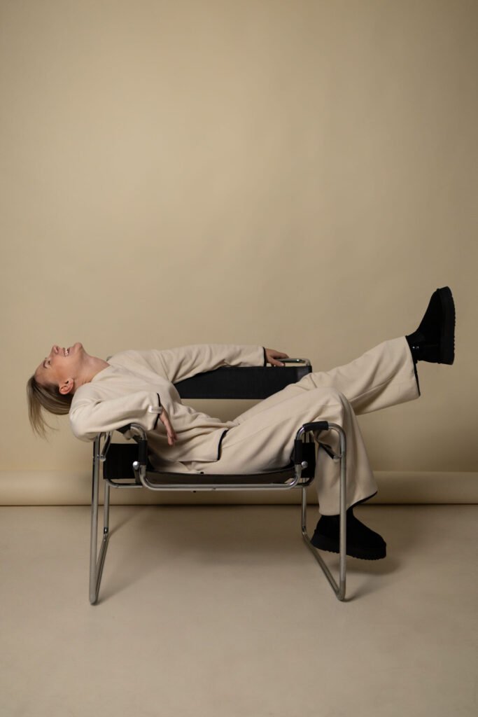 Moteris su smėlio spalvos mėgstiniu ir kelnėm 14