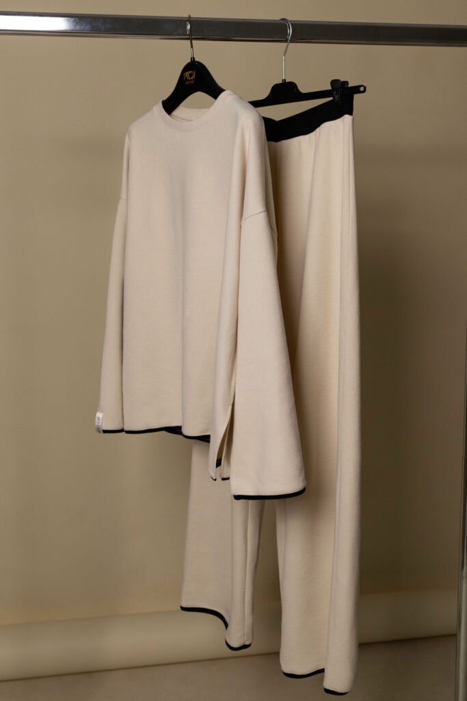 Smėlio spalvos megstinis ir kelnės 2