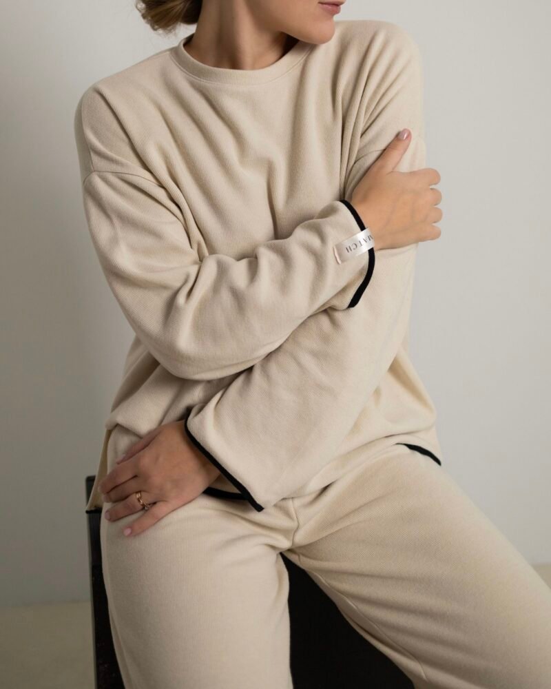 Moteris su smėlio spalvos mėgstiniu ir kelnėm 8