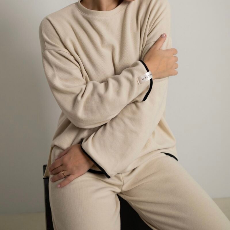 Moteris su smėlio spalvos mėgstiniu ir kelnėm 8