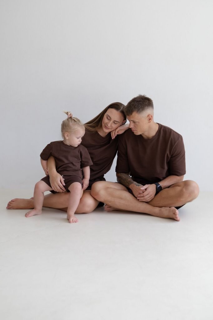 Šeima su rudais marškinėlių ir šortų deriniais variantas 9