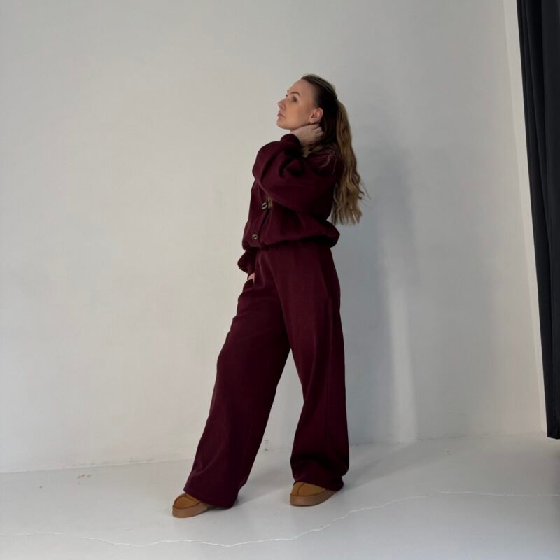 Moteris su rusvu kostiumėliu variantas 5