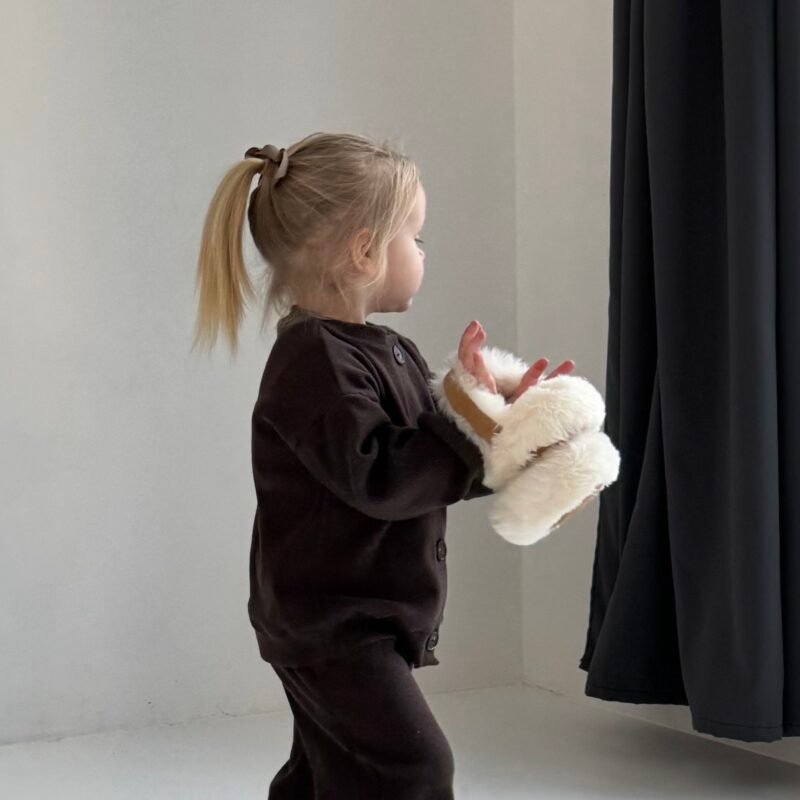 Vaikas su rudais džemperių ir kelnių deriniais variantas 12