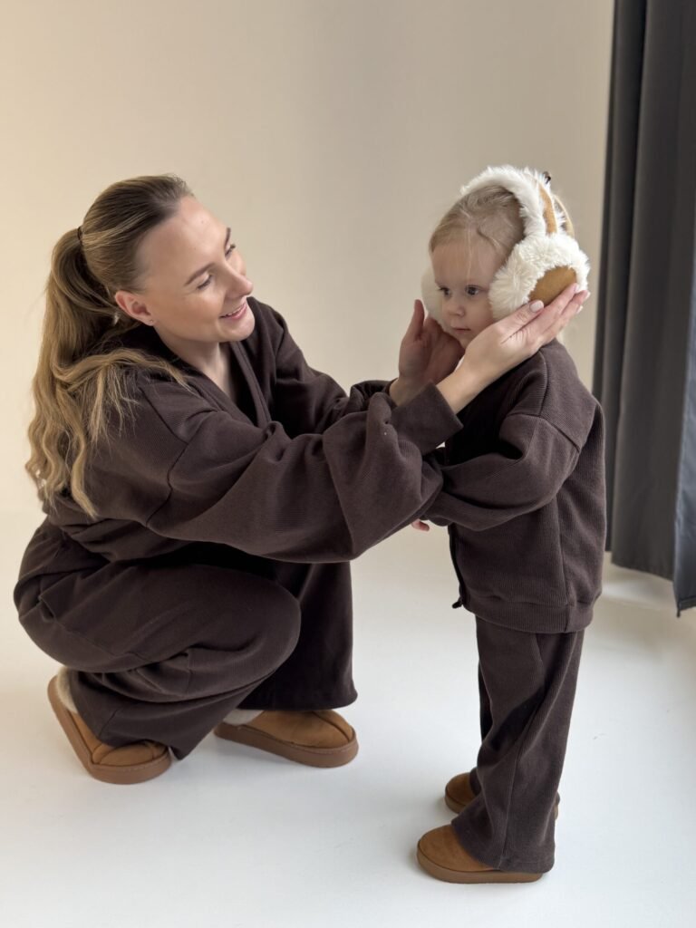 Moteris ir vaikas su rudais džemperių ir kelnių deriniais variantas 12