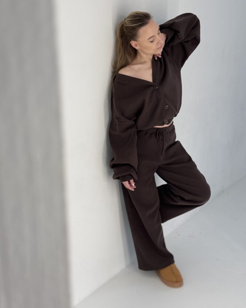 Moteris rudais džemperių ir kelnių deriniais variantas 10