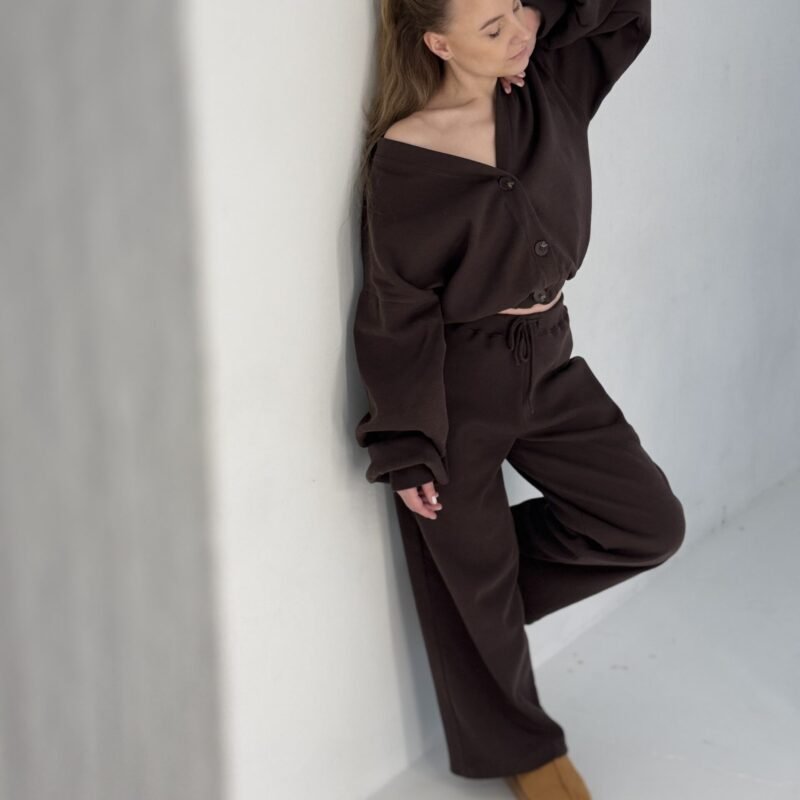 Moteris rudais džemperių ir kelnių deriniais variantas 10