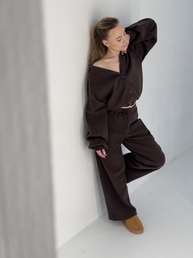 Moteris su rudais džemperių ir kelnių deriniais variantas 2