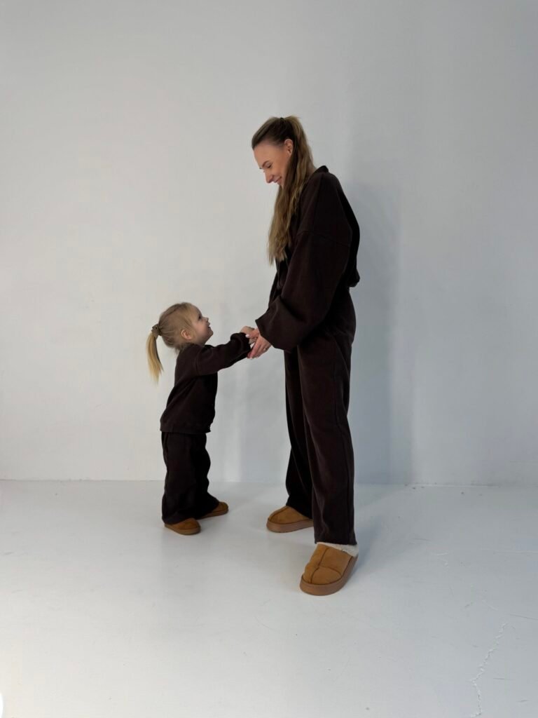 Moteris ir vaikas su rudais džemperių ir kelnių deriniais variantas 16