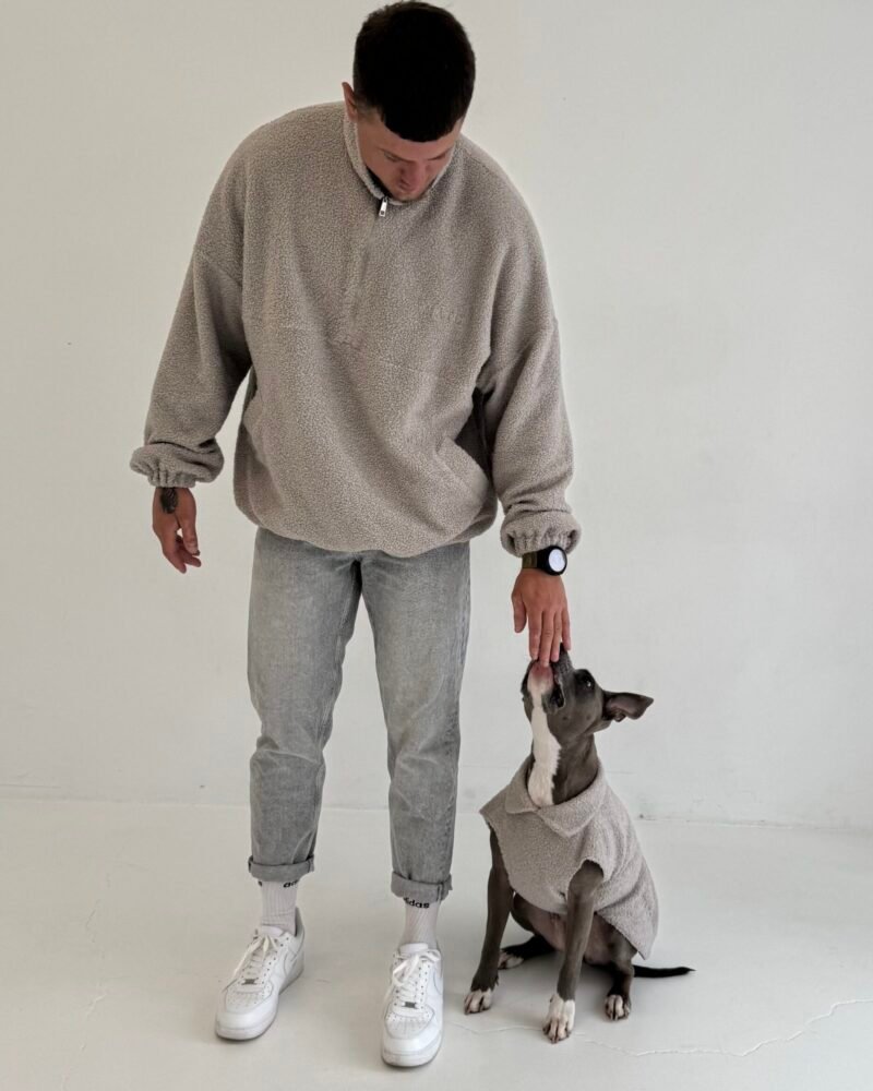 Vyras ir šuo su džemperiais-striukėm variantas 2