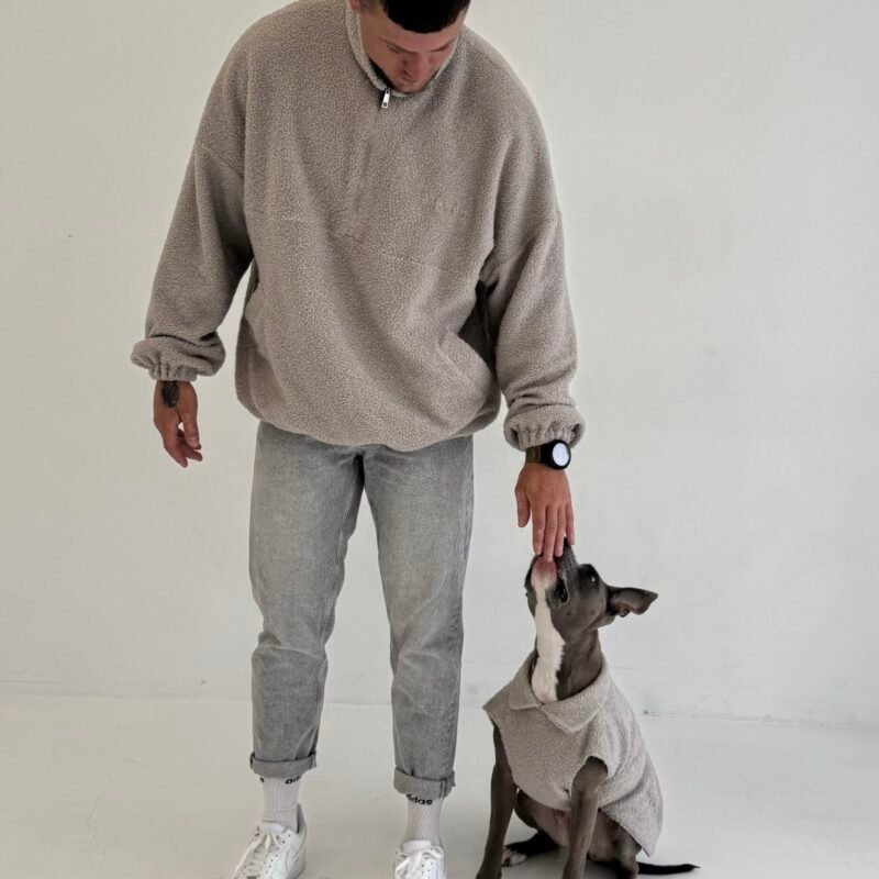 Vyras ir šuo su džemperiais-striukėm variantas 2