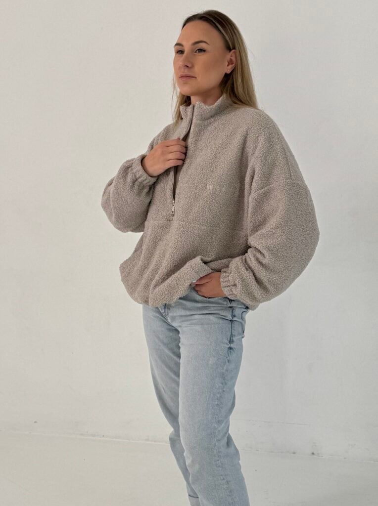 Moteris su džemperiu-striuke variantas 3