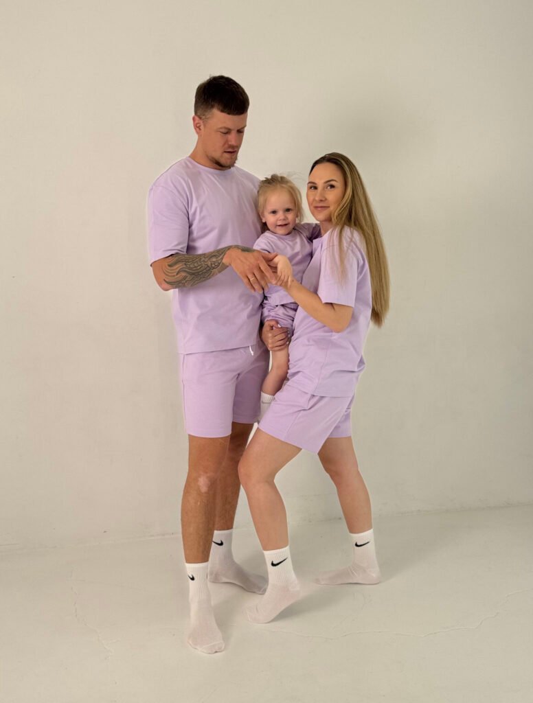 Šeima su rožiniais marškinėliais ir šortais - variantas 3.