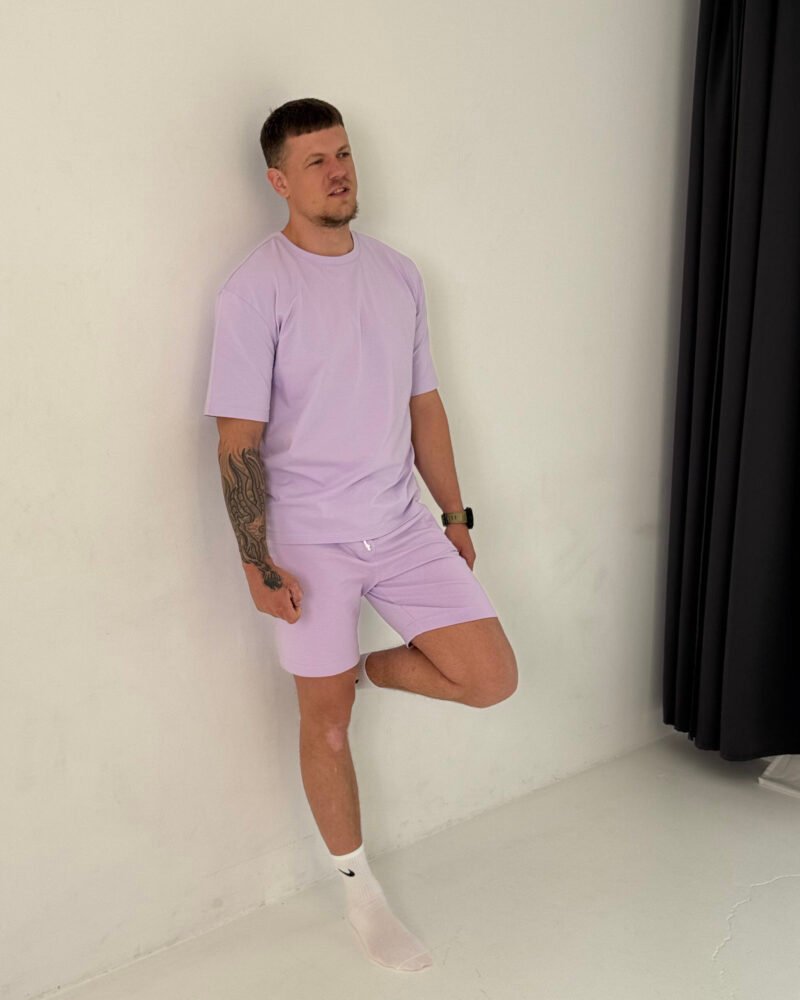 Vyras su rožiniais marškinėliais ir šortais - variantas 2.