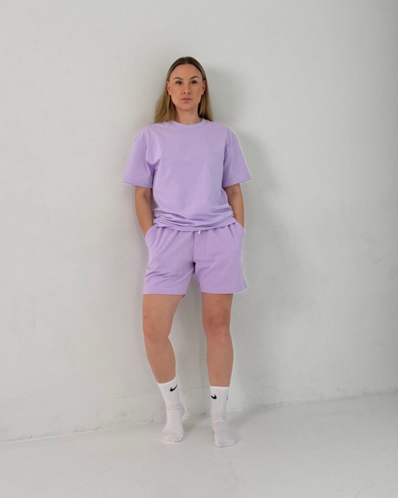 Moteris su rožiniais marškinėliais ir šortais - variantas 3.