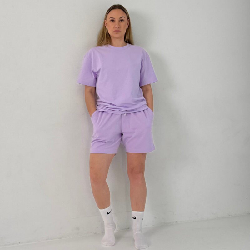 Moteris su rožiniais marškinėliais ir šortais - variantas 3.