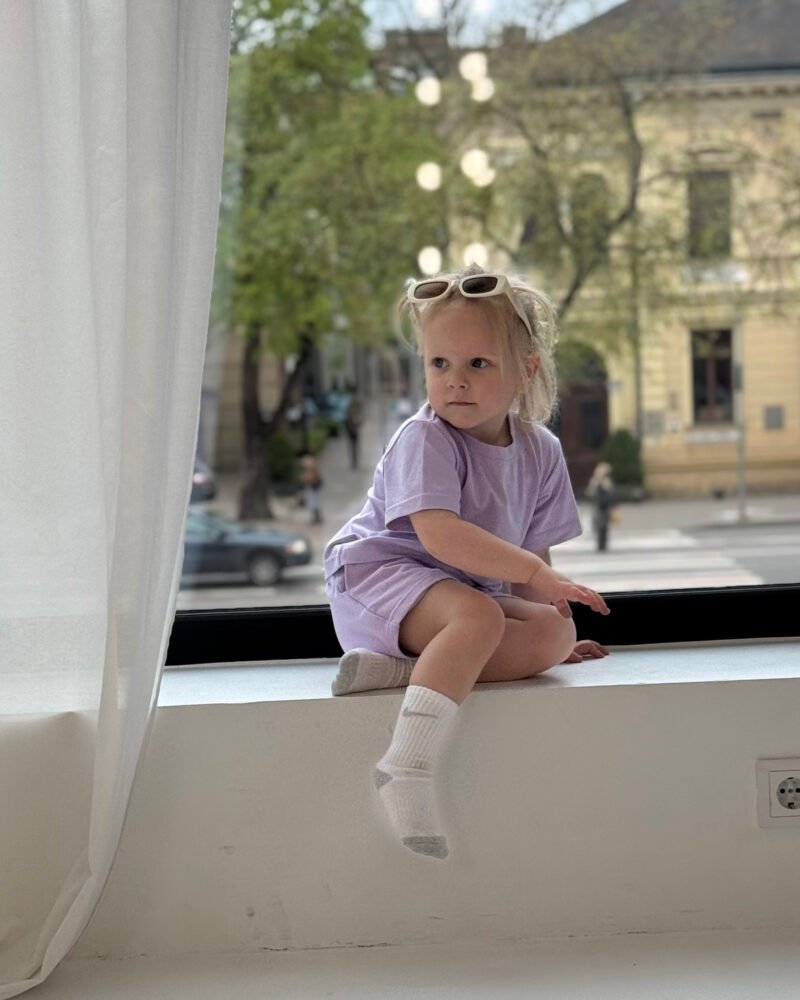 Vaikas su rožiniais marškinėliais ir šortais - variantas 2.