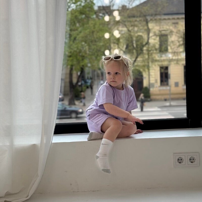 Vaikas su rožiniais marškinėliais ir šortais - variantas 2.