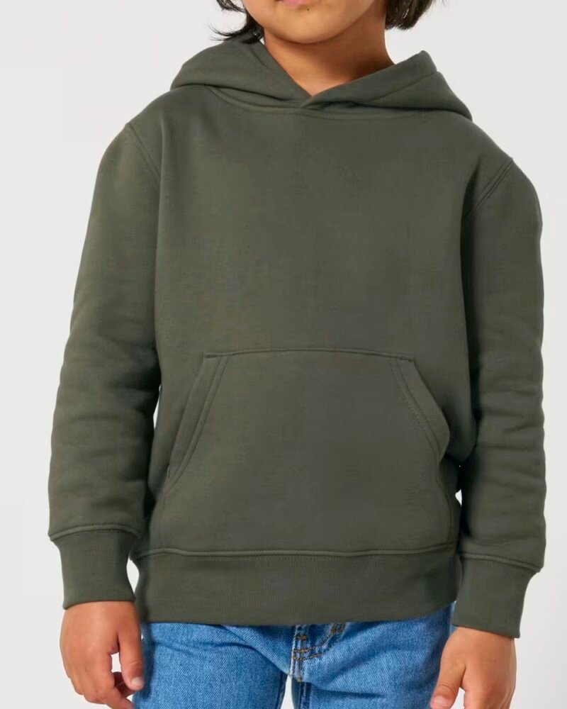 Vaikas su žaliu džemperiu ir džinsais - variantas 1.