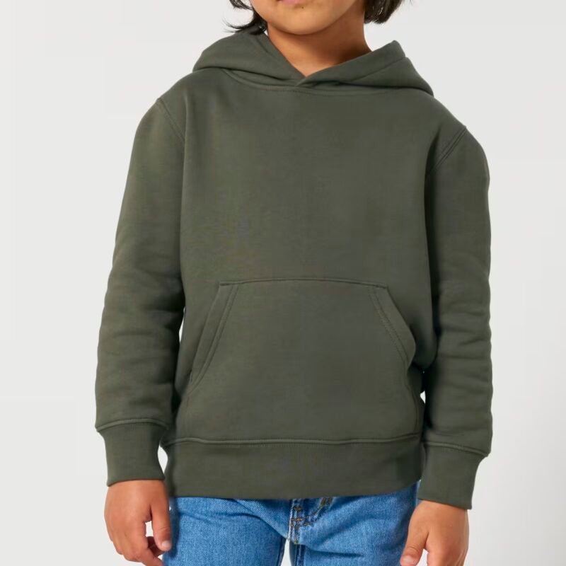 Vaikas su žaliu džemperiu ir džinsais - variantas 1.