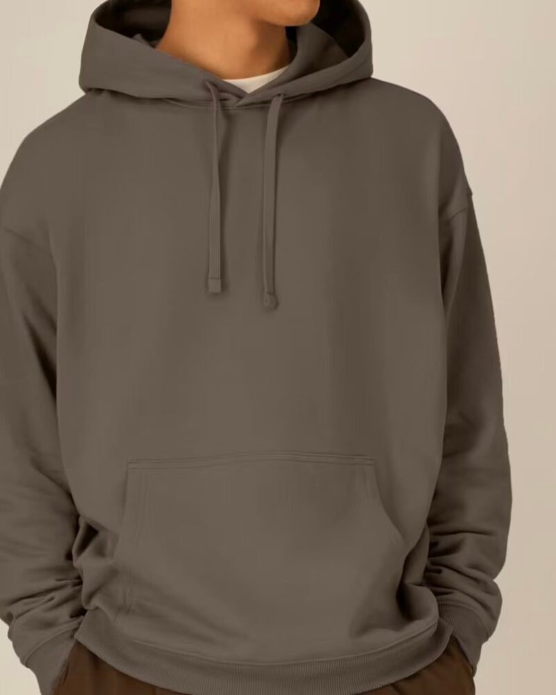 Asmuo su rusvu džemperiu - variantas 2