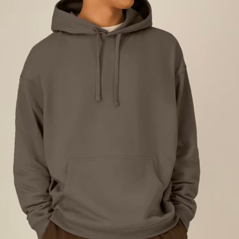 Asmuo su rusvu džemperiu - variantas 2