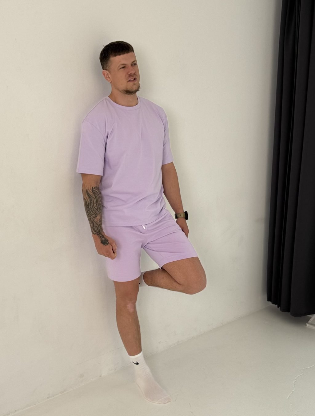 Vyras su rožiniais marškinėliais ir šortais - variantas 2.