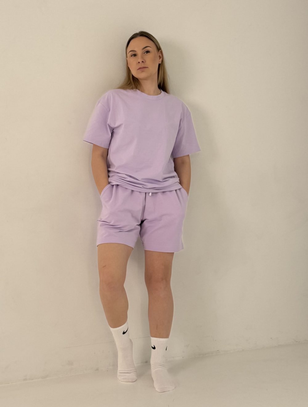 Moteris su rožiniais marškinėliais ir šortais - variantas 2.